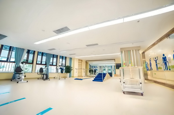 记者：阿代米赛后在更衣室和大家说了很抱歉，他很难过